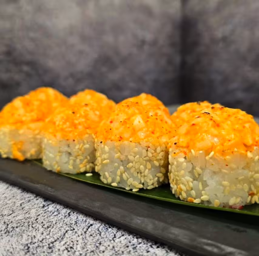 Фото Запеченный ролл с гребешком и крабом